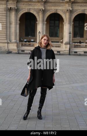 Lea Seydoux arrives for the Louis Vuitton ready-to-wear Spring/Summer 2023  fashion collection presented Tuesday, Oct. 4, 2022 in Paris. (AP  Photo/Francois Mori Stock Photo - Alamy