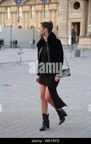 Die französische Schauspielerin Adele Exarchopoulos besucht die Louis Vuitton (LV) Fashion Show in Paris Fashion Week Herbst/Winter 2017 in Paris, Frankreich, 7 Marc Stockfoto