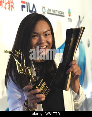 Hong Kong Radrennfahrer Sarah Lee Wai Sze stellt mit ihren Trophäen bei der Verleihung der 2016 Hong Kong Sport Stars Awards in Hongkong, C Stockfoto