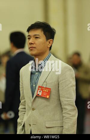 Robin Li Yanhong, Mitte, Vorsitzender und CEO von Baidu, kommt an der Großen Halle des Volkes der 3. Vollversammlung der Fünften Sitzung teilnehmen Stockfoto
