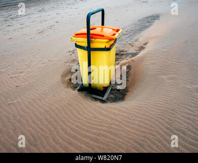 Modernes gelbes Mülleimer Sammlung von Abfällen auf dem Sand Strand in Niederlande in den Overveen Strand Stockfoto