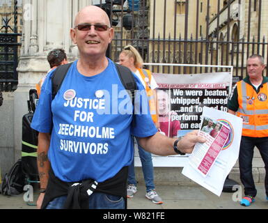 Eine Demonstrantin hält ein Merkblatt für das Recht der Kinder während der Demonstration zu kämpfen. Buche Holme Krieger Gruppe Protest außerhalb des Parlaments und Downing Street, kämpfen für die Rechte der Kinder nicht aus Angst vor Missbrauch und für die Überlebenden zu Leben Gerechtigkeit zu erhalten. Stockfoto