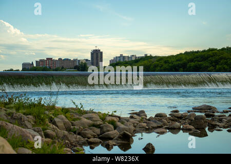 Blick auf das Wehr in Saskatoon, Saskatchewan Kanada Stockfoto