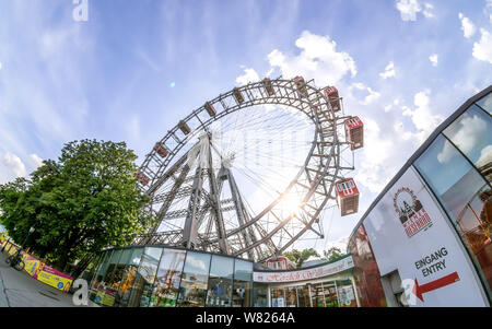 Wien Österreich Juli.26 2019: Weitwinkelaufnahme der großen Riesenrad Riesenrad im Vergnügungspark und Abschnitt der Wiener Prater in Wien Stockfoto