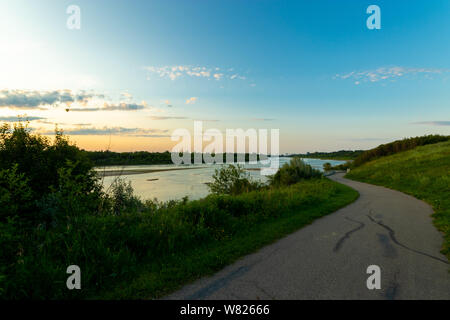 Sommer Sonnenuntergang entlang der South Saskatchewan River in Saskatoon Saskatchewan Kanada Stockfoto