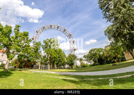 Wien Österreich Juli.26 2019: Weitwinkelaufnahme der großen Riesenrad Riesenrad im Vergnügungspark und Abschnitt der Wiener Prater in Wien Stockfoto