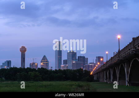 Blick auf die Skyline von Dallas nach Sonnenuntergang. Stockfoto