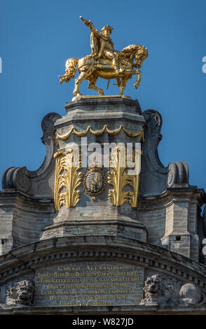 Brüssel, Belgien, 22. Juni 2019: Nahaufnahme der goldenen Statue von Karl Alexander von Lothringen auf L'Arbre d'Or Haus am Grand Place gegen Blau Stockfoto