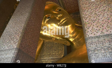 Weite Einstellung der liegende Buddha im Wat Pho Tempel in Bangkok. Stockfoto