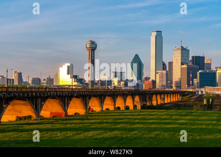 Schöne Sicht auf die Skyline von Dallas, Texas während des Sonnenuntergangs. Südlich der Stadt, entlang der South Houston Street Bridge. Stockfoto