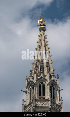 Brüssel, Belgien, 22. Juni 2019: Nahaufnahme von grauen Stein Turm des Rathauses am Grand Place gegen den blauen Himmel mit weißen Wolken. Golden Saint Michael st Stockfoto