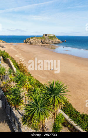 St Catherine's Island und South Beach in Tenby, eine ummauerte Stadt am Meer in Pembrokeshire, South Wales Küste auf der westlichen Seite von Carmarthen Bay Stockfoto