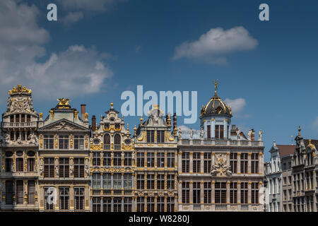 Brüssel, Belgien, 22. Juni 2019: Beige Stein Fassaden und Giebel mit Statuen auf der Oberseite an der nordwestlichen Seite von Grand Place. Stockfoto