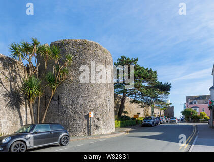 Ein Turm in Tenby Wände, eine ummauerte Stadt am Meer und Urlaub in Pembrokeshire, South Wales Küste auf der westlichen Seite von Carmarthen Bay Stockfoto