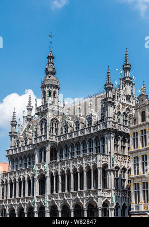 Brüssel, Belgien, 22. Juni 2019: grauen Stein monumentale Palast mit Turmspitzen und Statuen auf der Grand Place, genannt Maison du Roi, Kings House, Broodhuis, Stockfoto