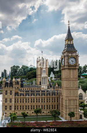 Brüssel, Belgien, 22. Juni 2019: Mini-europa Messegelände. London Big Ben Clock Tower und dem Parlament gebaut in Miniatur im Park unter blau Stockfoto