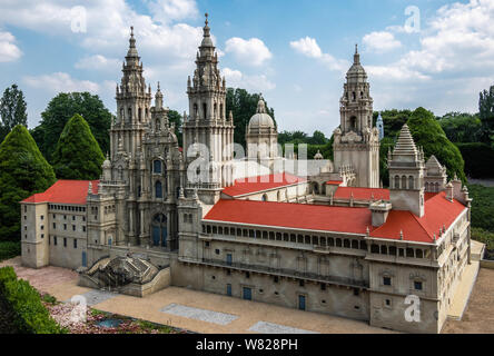 Brüssel, Belgien, 22. Juni 2019: Mini-europa Messegelände. Santiago de Compostela Kathedrale in Miniatur in grünem Laub Umwelt gegen gesetzt Stockfoto