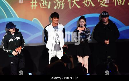 (Von links) Hong Kong Regisseur und Schauspieler Stephen Chow, chinesische Schauspieler Kenny Lin oder Lin Gengxin und Schauspielerin Jelly Lin oder Lin Yun nehmen an einer fördernden Ev Stockfoto