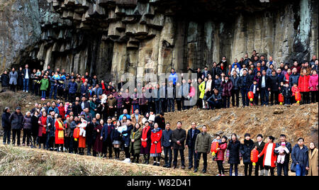 Nachkommen der gleichen Vorfahren für eine XXL-Familie Foto in einem Dorf während der chinesische Mondjahr, oder Frühlingsfest darstellen, in einem Dorf Stockfoto