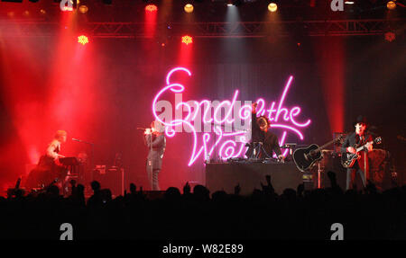 Mitglieder der japanischen Band Sekai No Owari während eines Konzerts in Taipei, Taiwan, 25. Februar 2017 ausführen. Stockfoto
