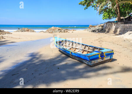 Boot am Strand am nördlichen Ende von Patong, Phukert, Thailand Stockfoto