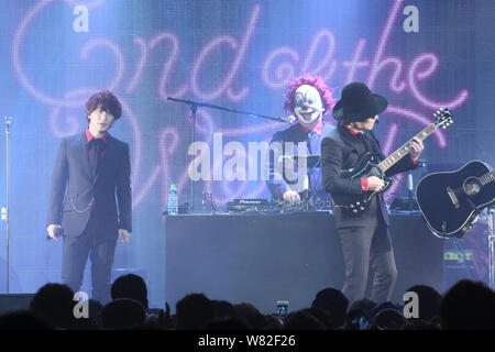 Mitglieder der japanischen Band Sekai No Owari während eines Konzerts in Taipei, Taiwan, 25. Februar 2017 ausführen. Stockfoto