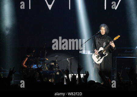 Japanische Sänger und Schauspieler Takamasa Ishihara, besser bekannt unter seinem Künstlernamen Miyavi bekannt, der während eines Konzerts in Taipei, Taiwan, 26. Februar 2017. Stockfoto