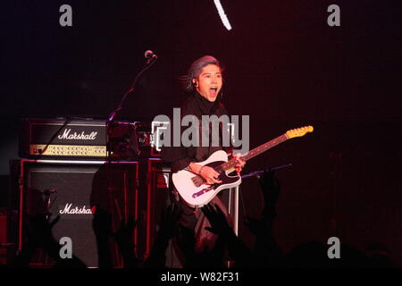 Japanische Sänger und Schauspieler Takamasa Ishihara, besser bekannt unter seinem Künstlernamen Miyavi bekannt, der während eines Konzerts in Taipei, Taiwan, 26. Februar 2017. Stockfoto