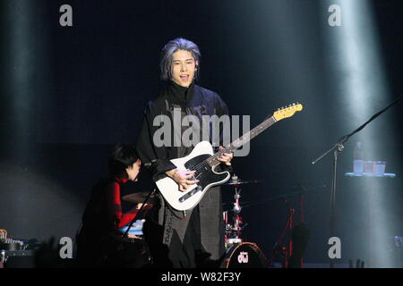 Japanische Sänger und Schauspieler Takamasa Ishihara, besser bekannt unter seinem Künstlernamen Miyavi bekannt, der während eines Konzerts in Taipei, Taiwan, 26. Februar 2017. Stockfoto