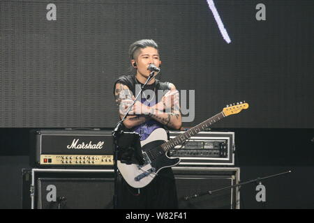 Japanische Sänger und Schauspieler Takamasa Ishihara, besser bekannt unter seinem Künstlernamen Miyavi bekannt, der während eines Konzerts in Taipei, Taiwan, 26. Februar 2017. Stockfoto