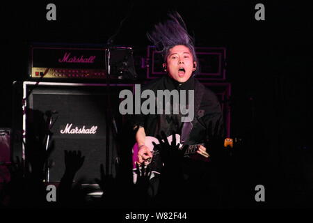Japanische Sänger und Schauspieler Takamasa Ishihara, besser bekannt unter seinem Künstlernamen Miyavi bekannt, der während eines Konzerts in Taipei, Taiwan, 26. Februar 2017. Stockfoto