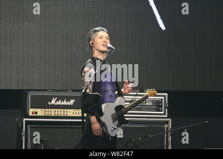 Japanische Sänger und Schauspieler Takamasa Ishihara, besser bekannt unter seinem Künstlernamen Miyavi bekannt, der während eines Konzerts in Taipei, Taiwan, 26. Februar 2017. Stockfoto