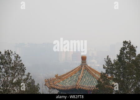 Dieser zusammengesetzte Foto zeigt die CBD (Central Business District) mit Wolkenkratzer und Hochhäuser Bürogebäude in heavy Smog in Peking, China, 15. Feb. Stockfoto