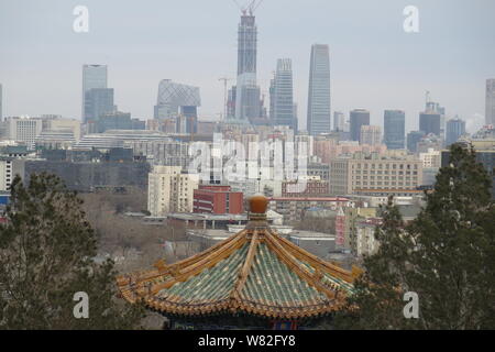 Dieser zusammengesetzte Foto zeigt die CBD (Central Business District) mit Wolkenkratzern und Bürogebäuden an einem bewölkten Tag in Peking, China, 16 W Stockfoto