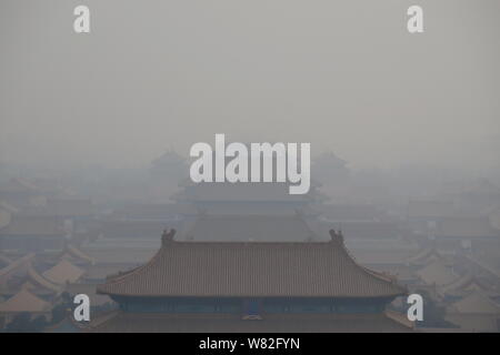 Dieser zusammengesetzte Foto zeigt den Palast Museum, auch als die Verbotene Stadt, in schweren Smog in Peking, China, bekannt, Februar 2017. Stockfoto