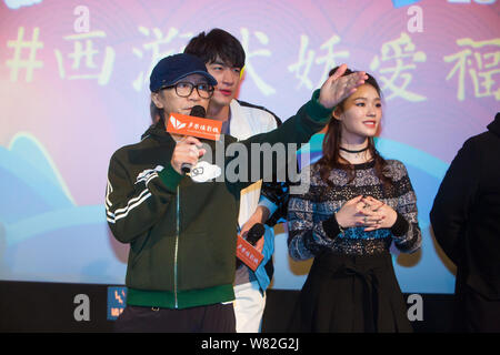 (Von links) Hong Kong Regisseur und Schauspieler Stephen Chow, chinesische Schauspieler Kenny Lin oder Lin Gengxin und Schauspielerin Jelly Lin oder Lin Yun nehmen an einer fördernden Ev Stockfoto