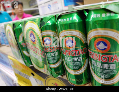 - - - - Dosen von der Tsingtao Beer sind für den Verkauf in einem Supermarkt in Kunshan City, Central China Provinz Hubei, 8. Juli 2015. Die dänische Brauerei Carlsberg A/ Stockfoto