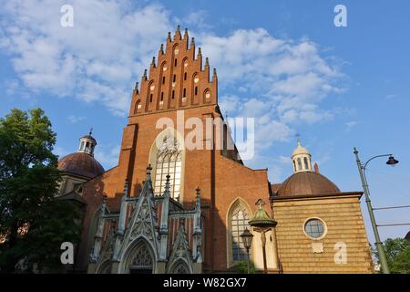 Krakau, Polen, 25. Mai 2019 - Blick auf die Basilika der Heiligen Dreifaltigkeit dominikanische Kirche und Kloster (Bazylika Świętej Trójcy), einer gotischen Backsteinkirche in K Stockfoto