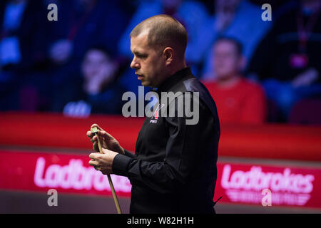 Barry Hawkins von England Kreiden seine Cue als hält er einen Schuß zu Ryan Tag von Wales in ihrem letzten Match beim World Grand Prix Snooker 2017 in P Stockfoto