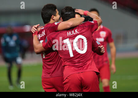 Brasilianischen Fußball-Star Givanildo Vieira de Sousa, front, besser als Hulk, der von China Shanghai SIPG bekannt, feiert mit Elkeson de Oliveira Cardoso, Stockfoto