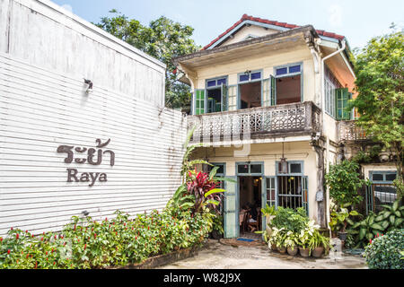 Phuket, Thailand - 2. November 2016: Der Raya Restaurant in der Stadt Phuket. Das Restaurant befindet sich in einem alten Haus untergebracht. Stockfoto