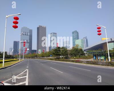 Blick auf eine leere Straße vor dem Chinesischen Neujahrsfest, auch Frühlingsfest, in Shenzhen City, South China Hainan Provinz am 26. Januar bekannt Stockfoto