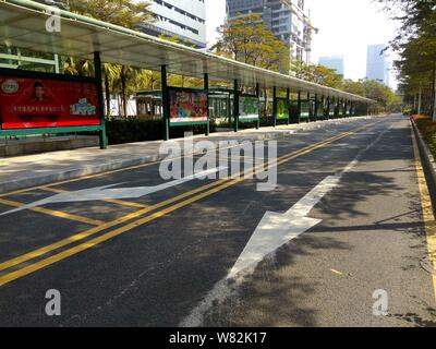 Blick auf eine leere Straße vor dem Chinesischen Neujahrsfest, auch Frühlingsfest, in Shenzhen City, South China Hainan Provinz am 26. Januar bekannt Stockfoto