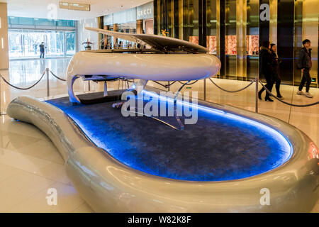 Ein shimmel Pegasus Klavier ist auf Anzeige an das Atrium eines Einkaufszentrums in Shanghai, China, 27. Februar 2017. Ein shimmel Pegasus Klavier war auf Anzeige Stockfoto