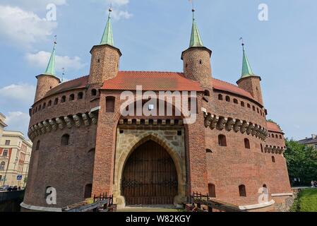 Krakau, Polen, 25. Mai 2019 - Angesichts der Brick Krakau Barbican (Barbakan Krakowski), einen befestigten Vorposten Tor zur Altstadt in Krakau, Polan Stockfoto