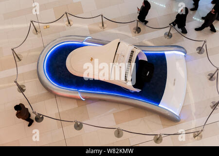 Luftaufnahme eines Shimmel Pegasus Piano auf Anzeige an das Atrium eines Einkaufszentrums in Shanghai, China, 27. Februar 2017. Ein shimmel Pegasus Klavier wurde Stockfoto