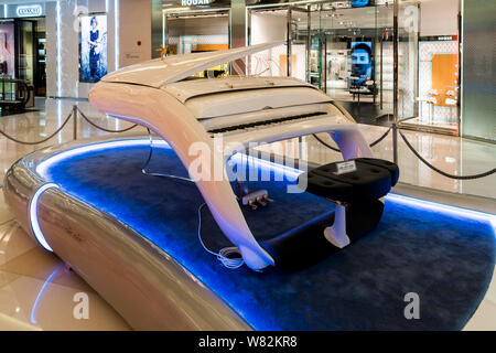 Ein shimmel Pegasus Klavier ist auf Anzeige an das Atrium eines Einkaufszentrums in Shanghai, China, 27. Februar 2017. Ein shimmel Pegasus Klavier war auf Anzeige Stockfoto