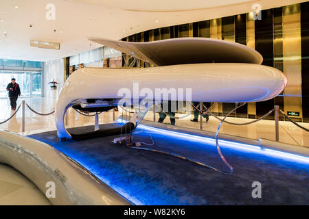 Ein shimmel Pegasus Klavier ist auf Anzeige an das Atrium eines Einkaufszentrums in Shanghai, China, 27. Februar 2017. Ein shimmel Pegasus Klavier war auf Anzeige Stockfoto