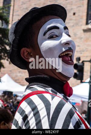 Cuenca, Ecuador - November 3, 2015 - Ein mime Clown unterhält die Masse während der Independence Day Parade Stockfoto