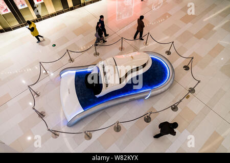 Luftaufnahme eines Shimmel Pegasus Piano auf Anzeige an das Atrium eines Einkaufszentrums in Shanghai, China, 27. Februar 2017. Ein shimmel Pegasus Klavier wurde Stockfoto